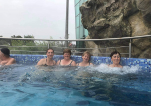 Seniorzy z Klubu "Senior+" podczas wycieczki korzystają z kompleksu basenowo-termalnego w Uniejowie.
